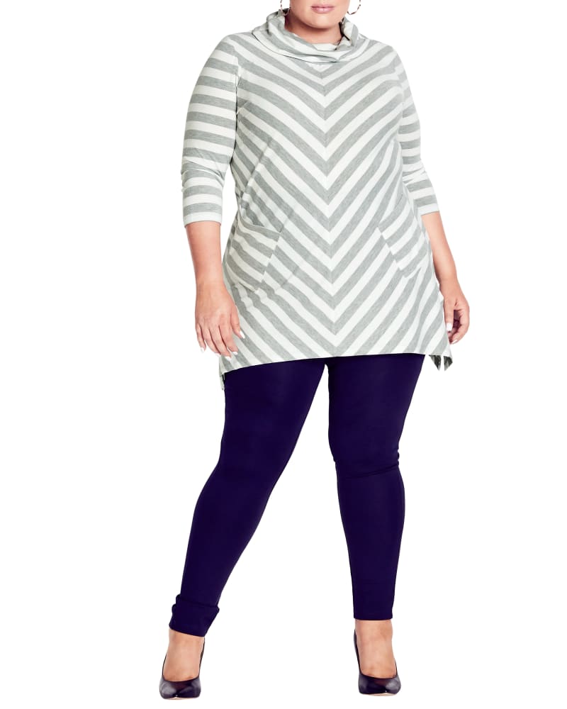 Front of a model wearing a size 18 TUNIC EMILY PANEL ST in Ivory/Grey Marle by avenue. | dia_product_style_image_id:300287
